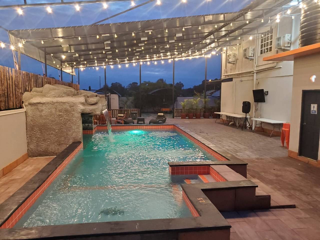 clintos pool resort 5
